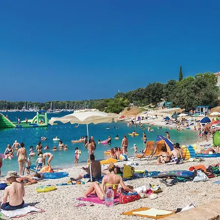 Appartement Awesome In With Wifi Pula